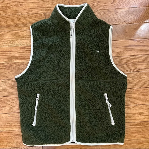 Aritzia TNA Bigfoot Polar Zip vest in fatigue/mullein - Picture 3 of 4